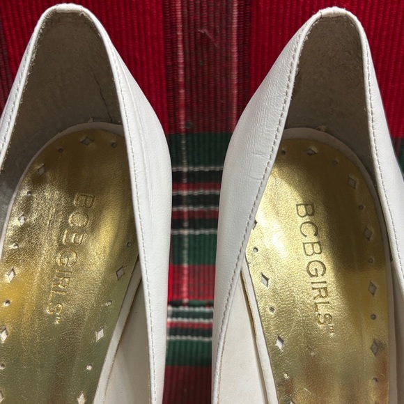 🖤BCBGirls White Heels with Gold Buckle🖤 - Picture 3 of 11